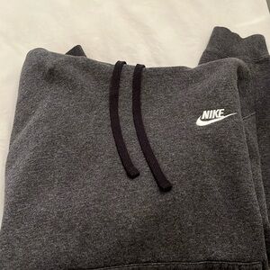 Men’s Nike hoodie in size M.